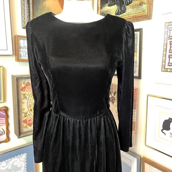 80s Vintage Lanz Black Velvet Modest Long Sleeve Midi Dress with Giant Keyhole - Picture 4 of 6